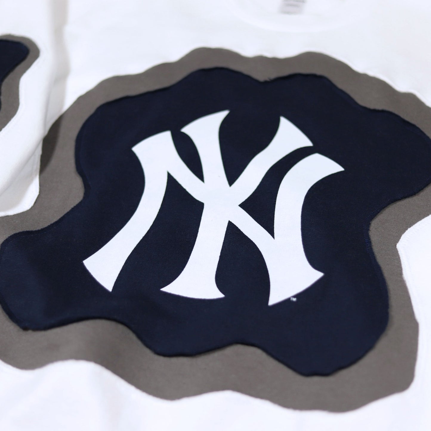 Loud Aura New York Crewneck - White/Navy