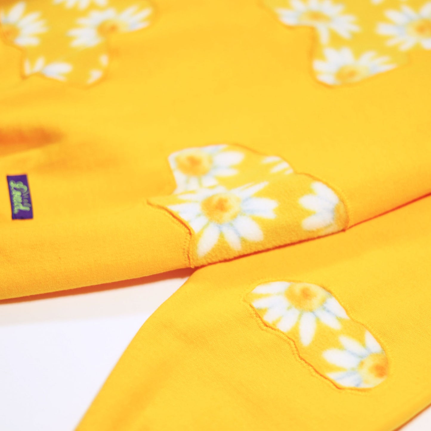 Sky Daisy Crewneck - Gold